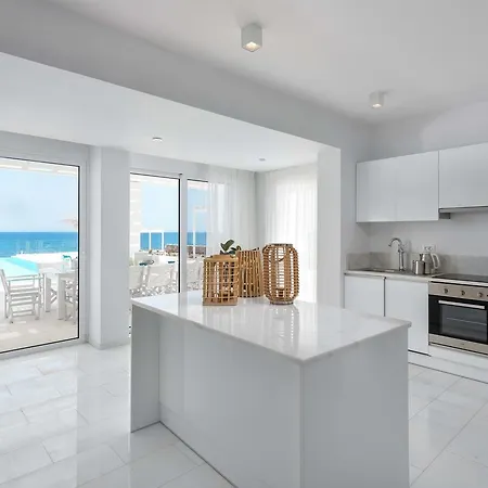 Maria & Nada Beachfront * קולימביה