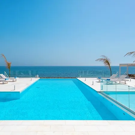 Maria & Nada Beachfront קולימביה